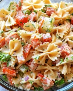 Bol de Salade de Pâtes froide avec tomates cerises et olives